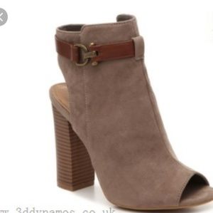 Bamboo Stash taupe open toe booties excellent cond
